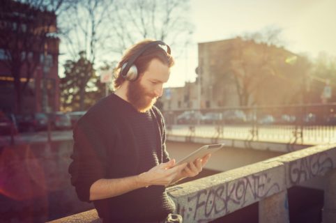 Lytter til musik og læser musikmagasin