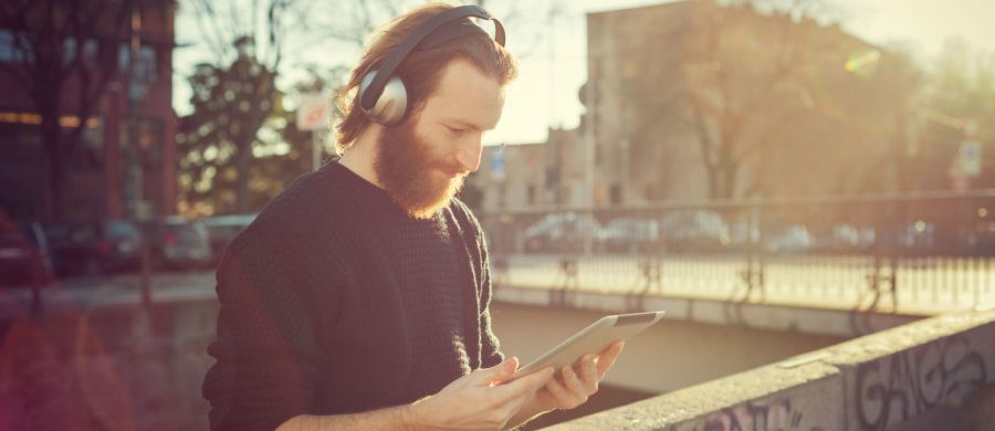 Lytter til musik og læser musikmagasin